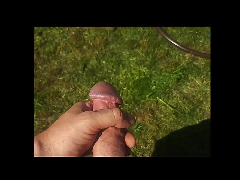 ❤️ Keçika germ di bexçeyek havînê de pisîka xwe ya pembe diqelişe û bi şuştinê dixe. Porno li ku.trysex.ru