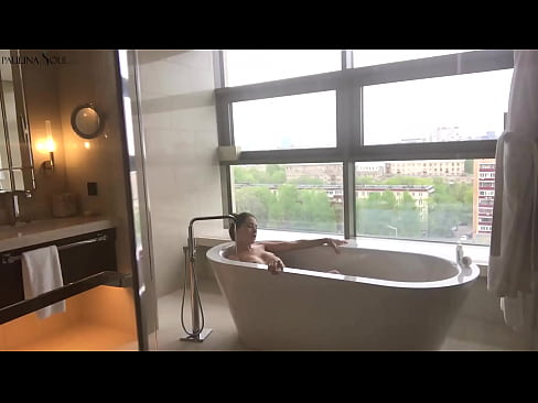 ❤️ Pitikek mezin Bi dilgermî pizika xwe di serşokê de dihejîne Porno li ku.trysex.ru