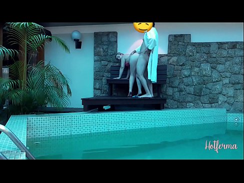 ❤️ Boss xizmetkarê vedixwîne hewzê, lê nikarî li ber germiyekê bisekine Porno li ku.trysex.ru