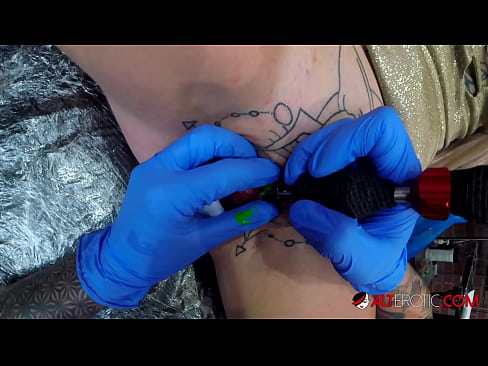 ❤️ Keçika pir tattookirî Sully Savage tattooek li ser klîtorê xwe kir. Porno li ku.trysex.ru
